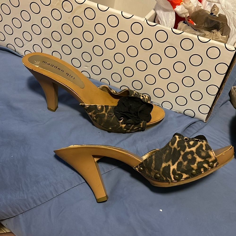 Heels 4” SOLID BASE.African Leopard Pattern & Black Flower w/ Tacked details
